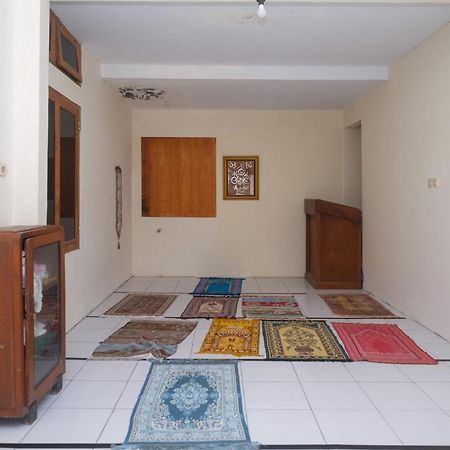 Отель Reddoorz Syariah Near Alun Alun Wonosari Экстерьер фото