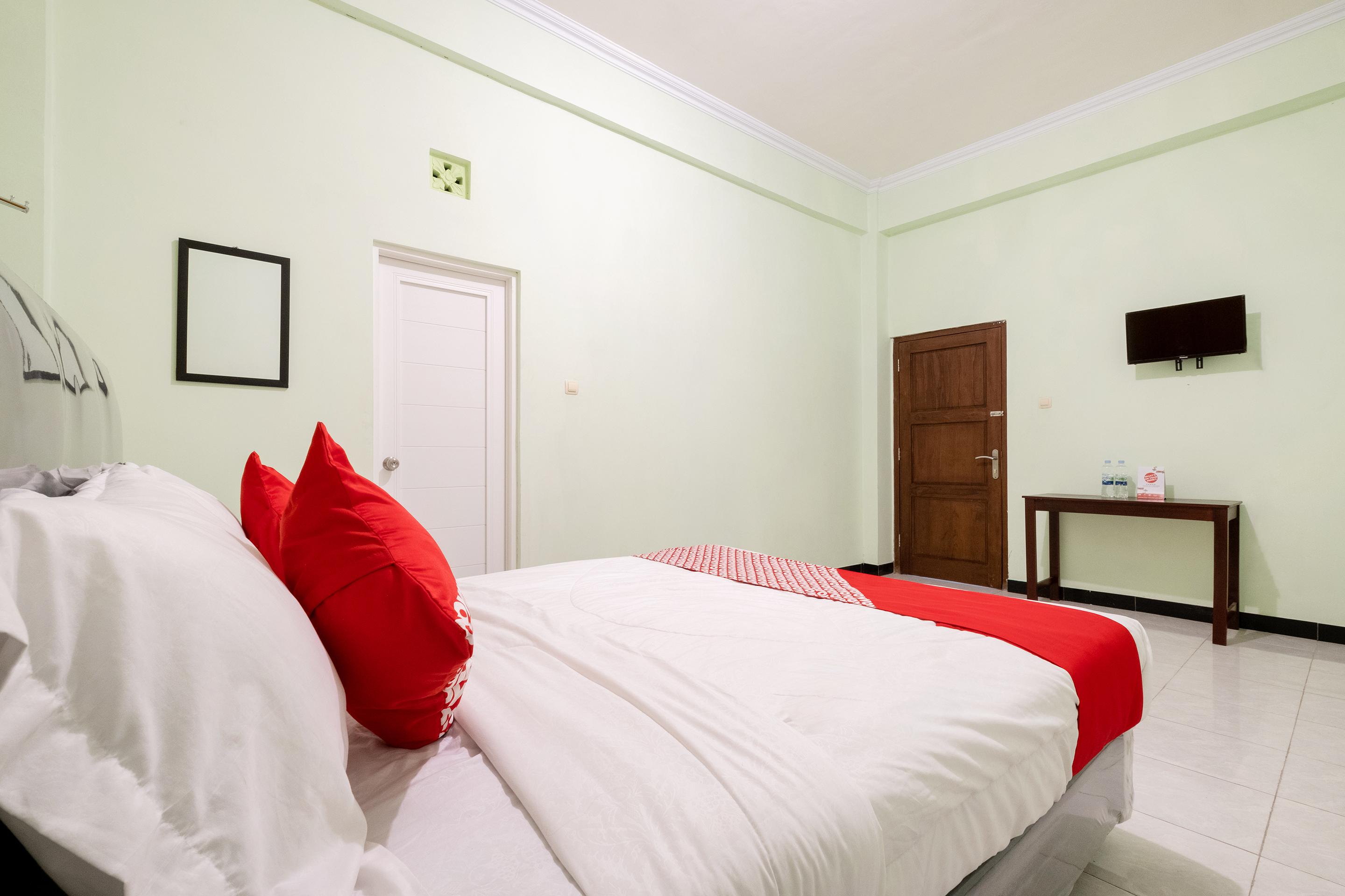 Отель Reddoorz Syariah Near Alun Alun Wonosari Экстерьер фото