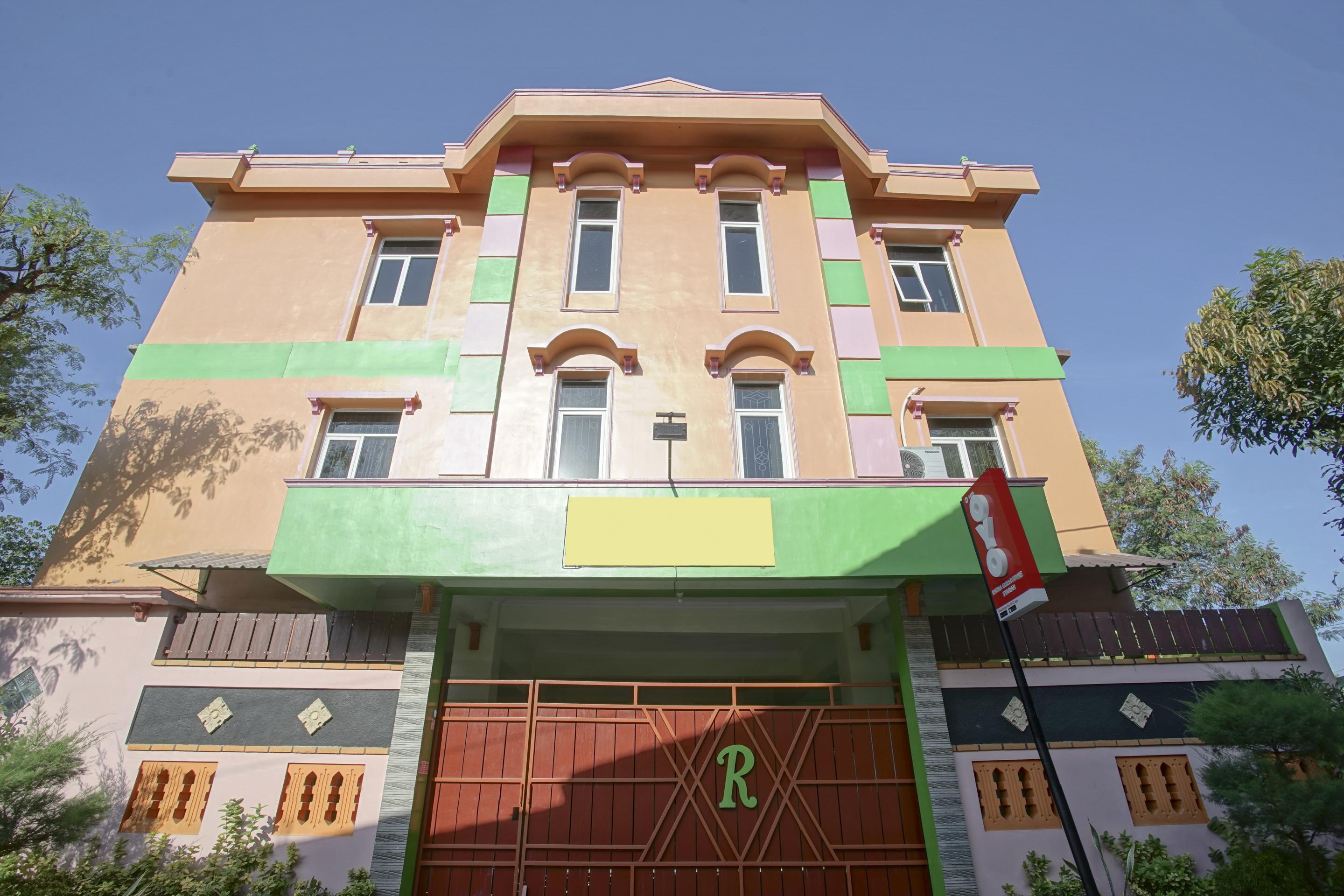 Отель Reddoorz Syariah Near Alun Alun Wonosari Экстерьер фото