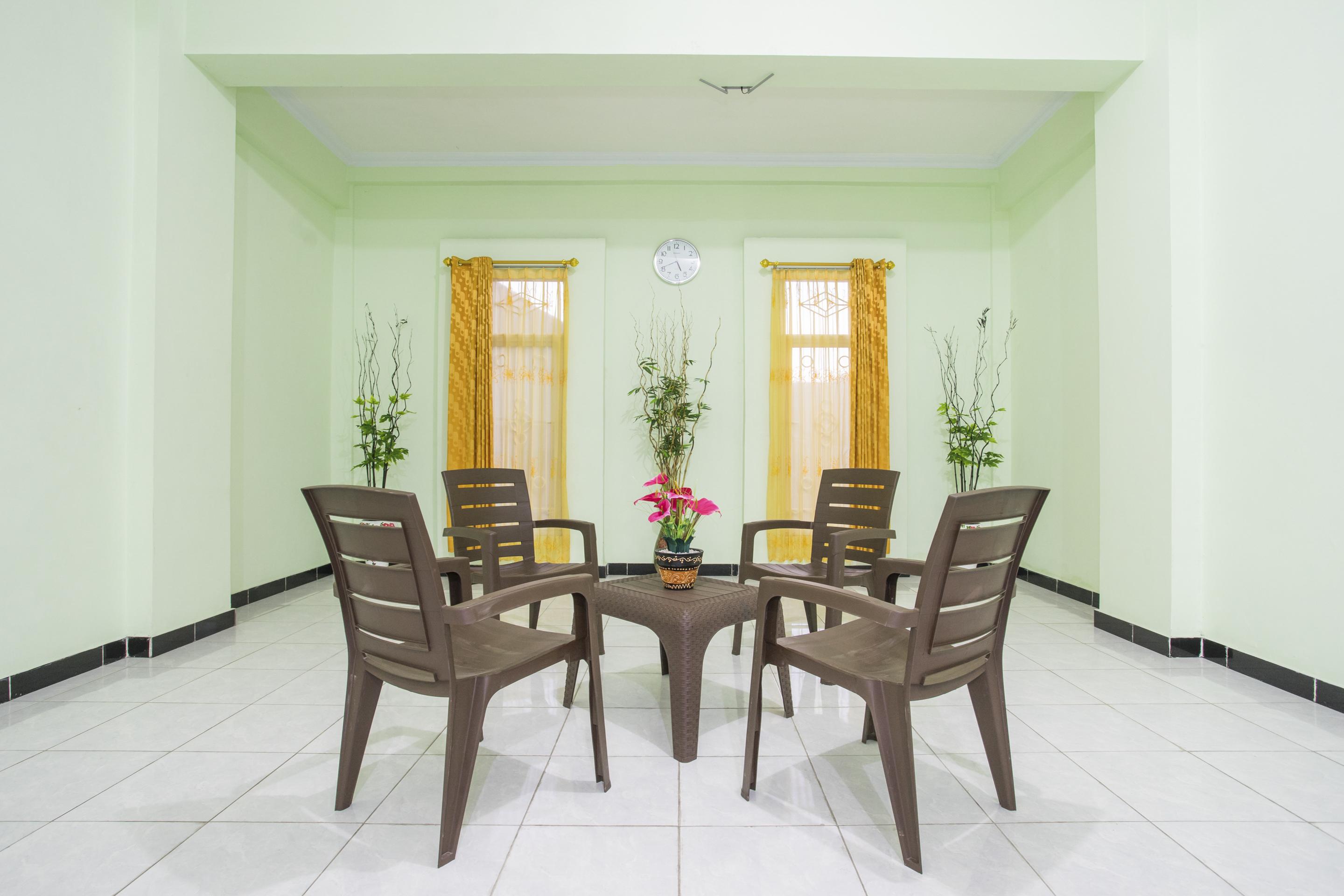 Отель Reddoorz Syariah Near Alun Alun Wonosari Экстерьер фото