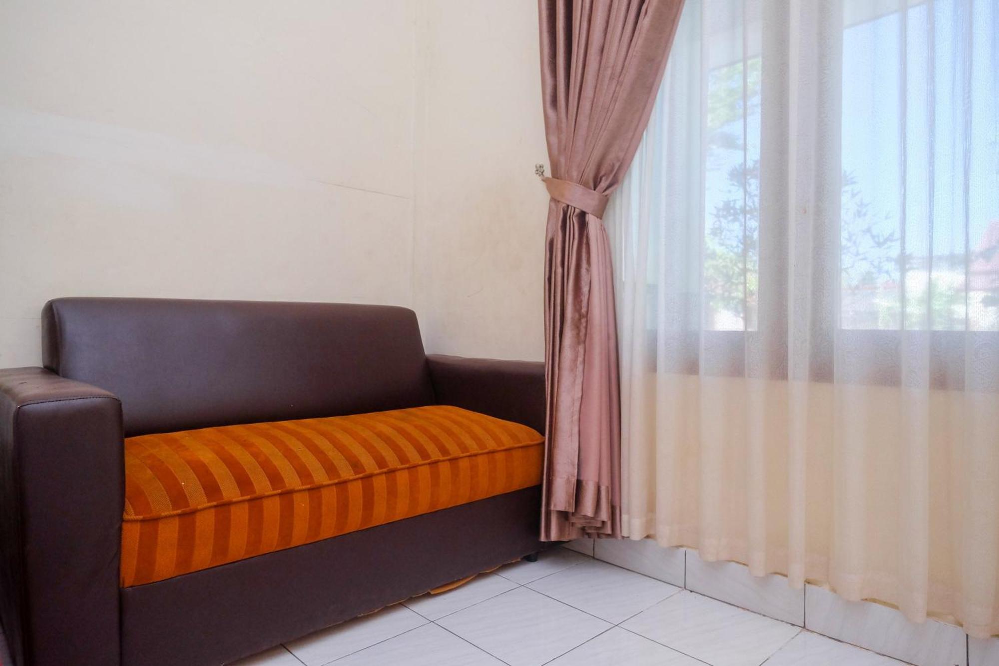 Отель Reddoorz Syariah Near Alun Alun Wonosari Экстерьер фото
