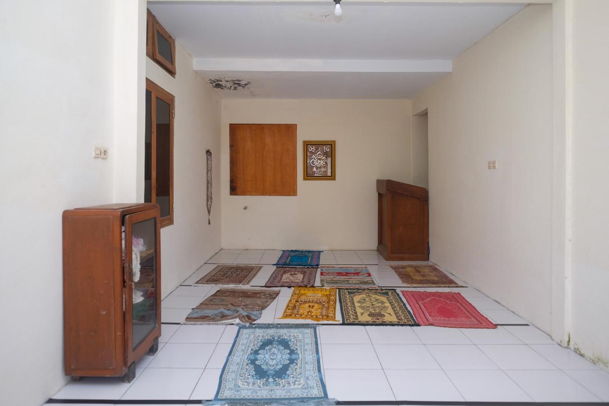 Отель Reddoorz Syariah Near Alun Alun Wonosari Экстерьер фото