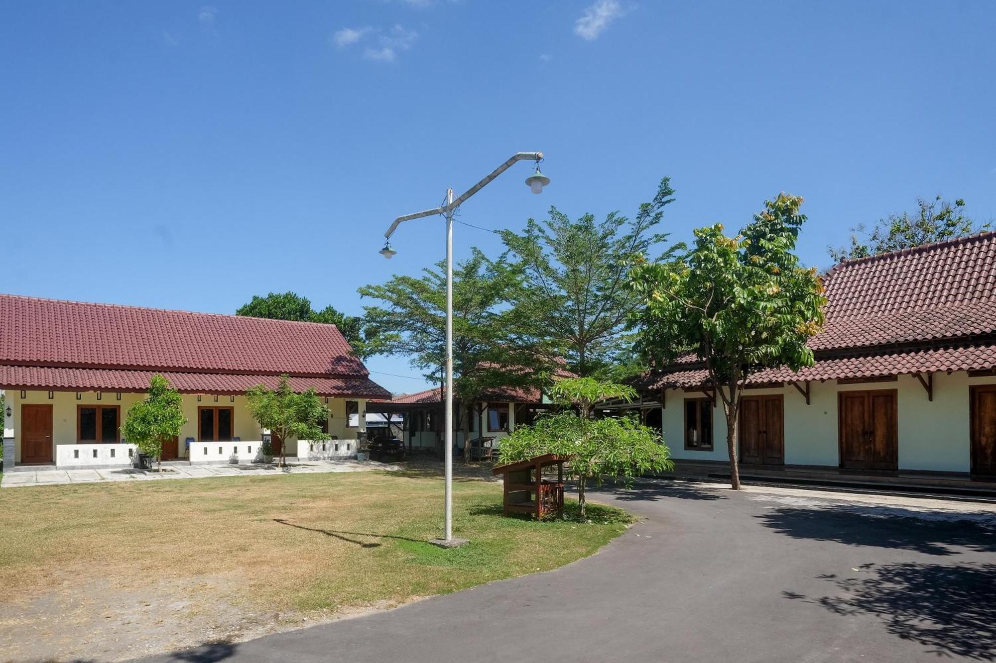 Отель Reddoorz Syariah Near Alun Alun Wonosari Экстерьер фото