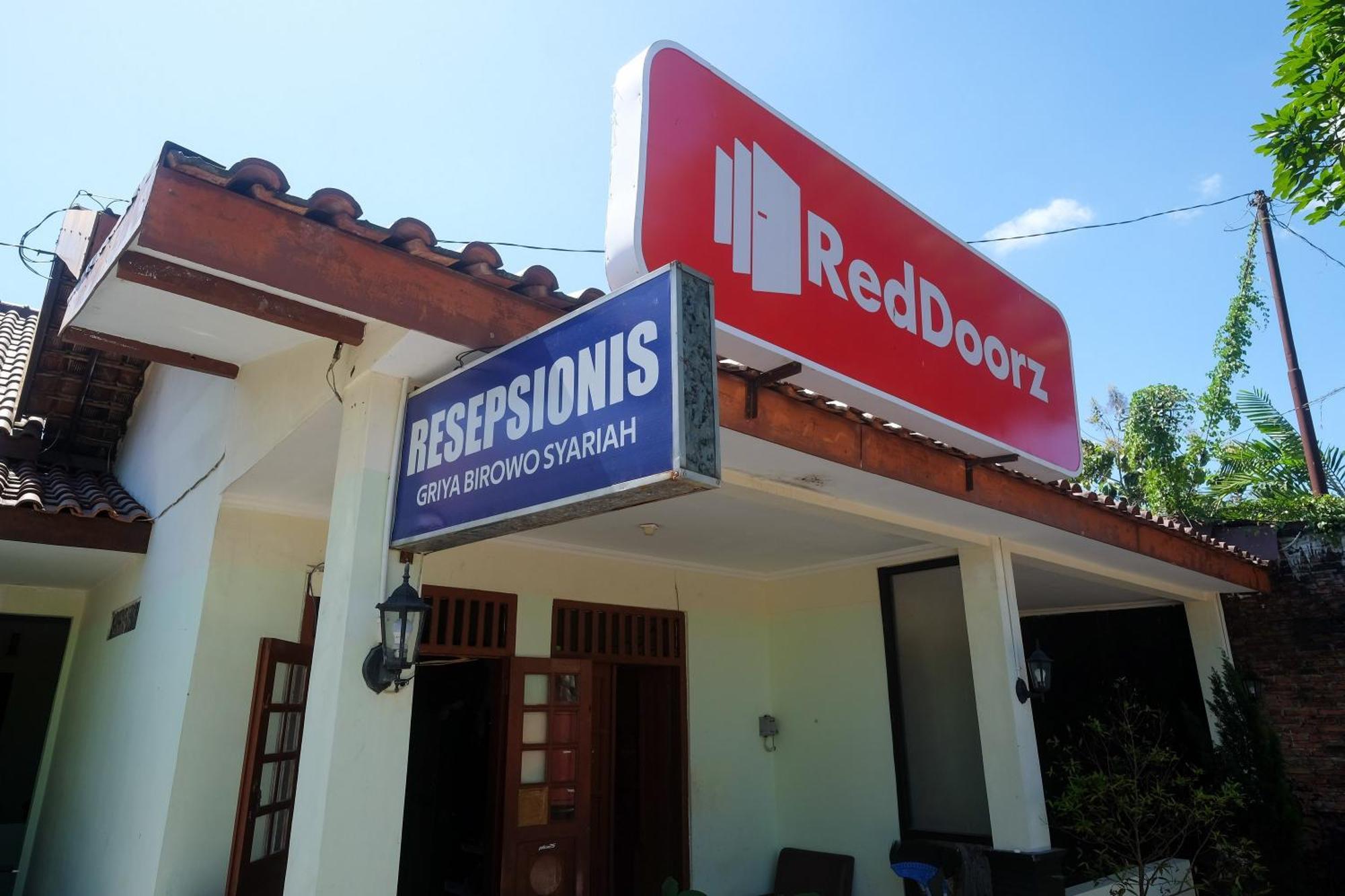 Отель Reddoorz Syariah Near Alun Alun Wonosari Экстерьер фото