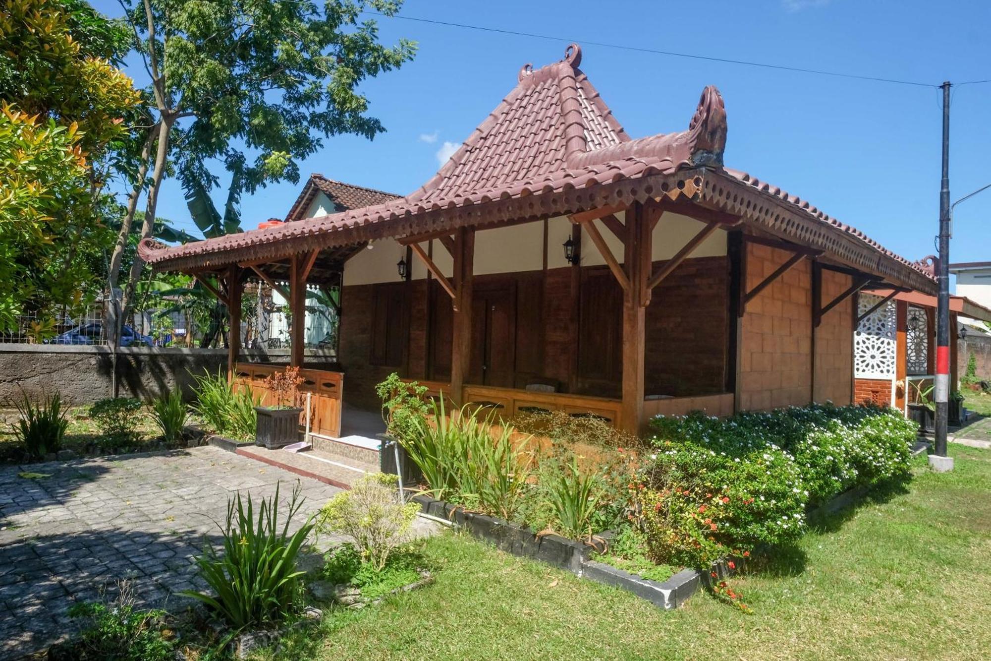 Отель Reddoorz Syariah Near Alun Alun Wonosari Экстерьер фото