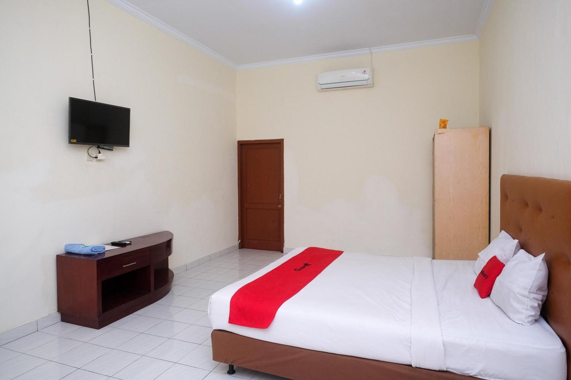 Отель Reddoorz Syariah Near Alun Alun Wonosari Экстерьер фото