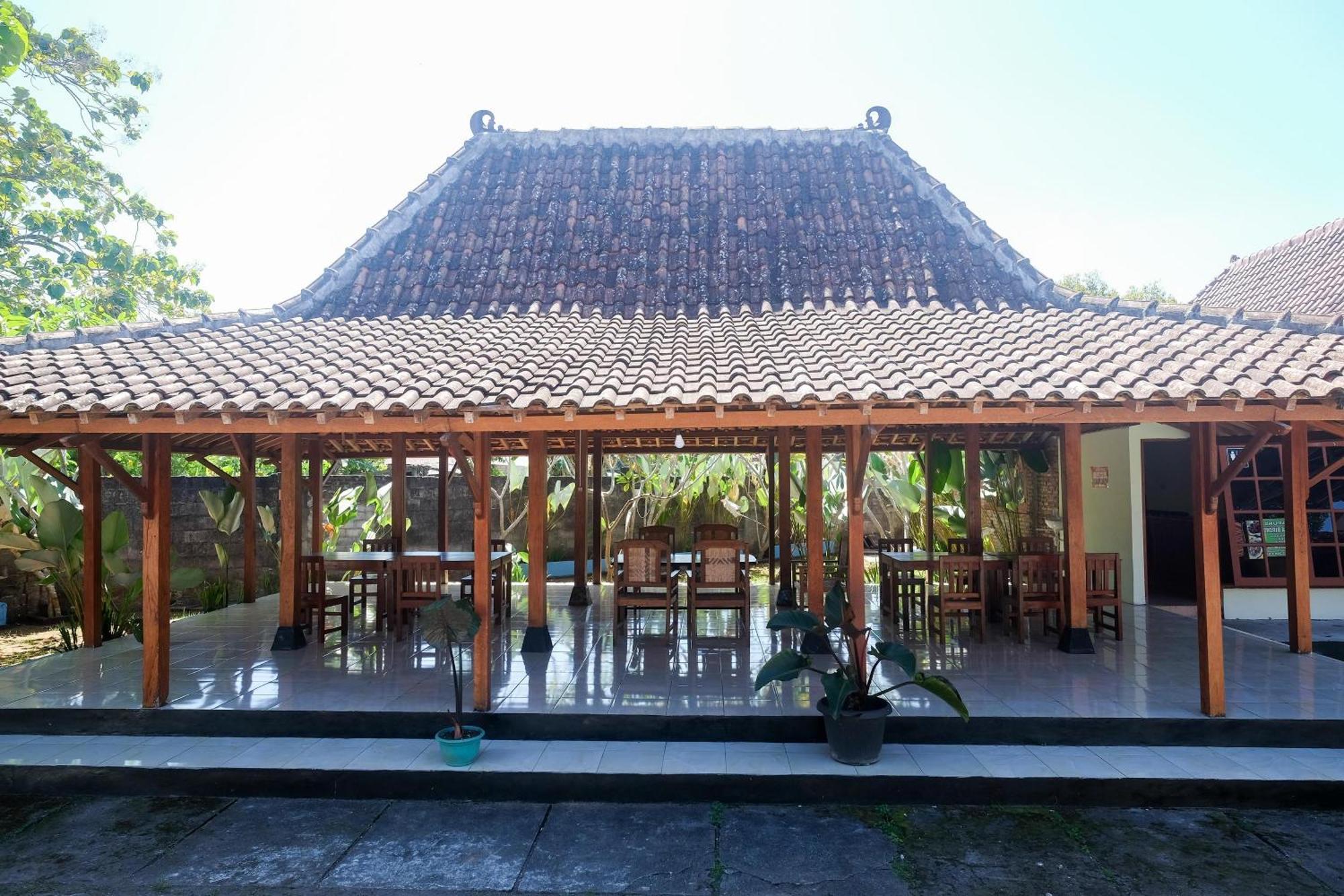 Отель Reddoorz Syariah Near Alun Alun Wonosari Экстерьер фото
