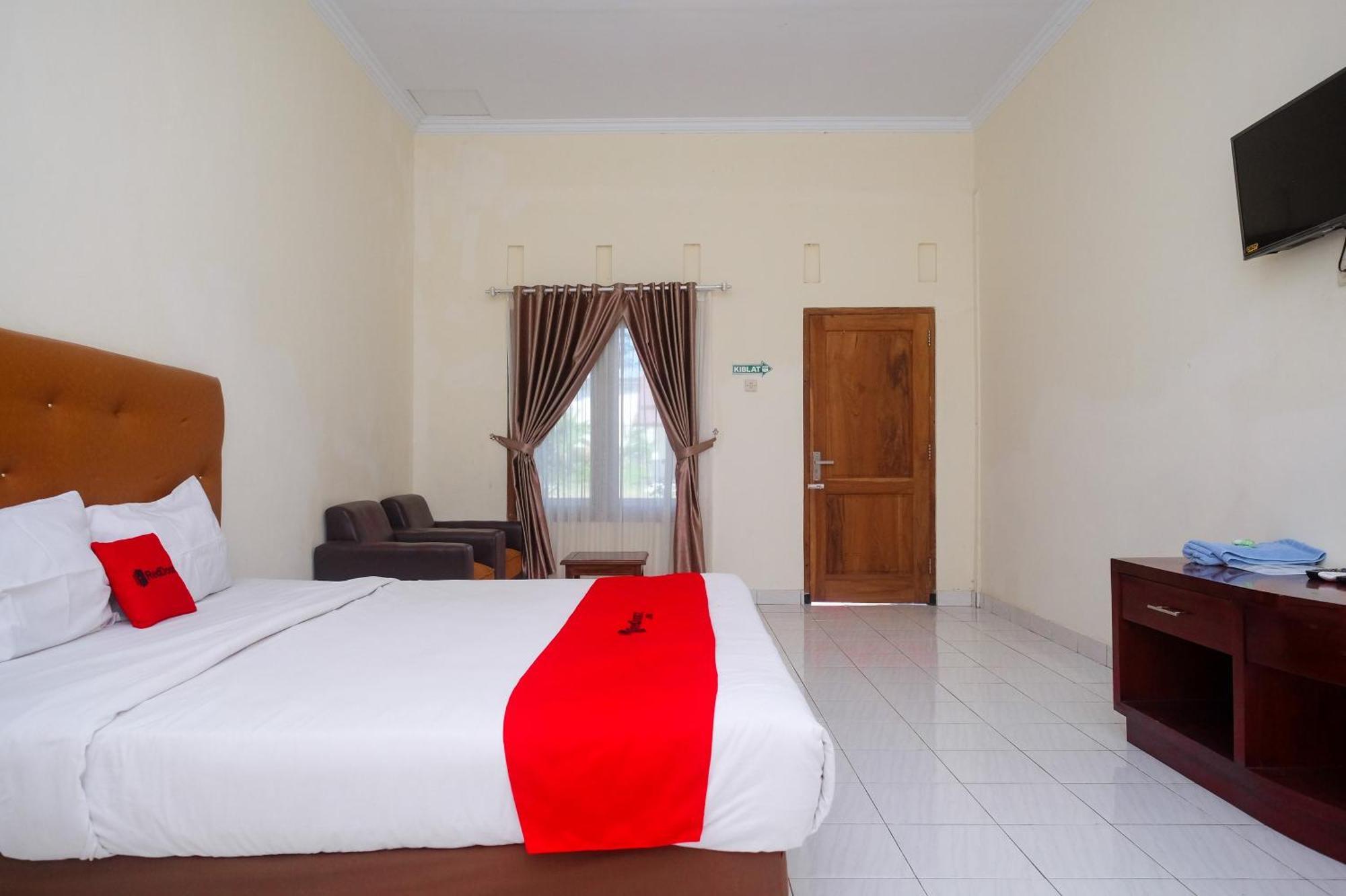 Отель Reddoorz Syariah Near Alun Alun Wonosari Экстерьер фото
