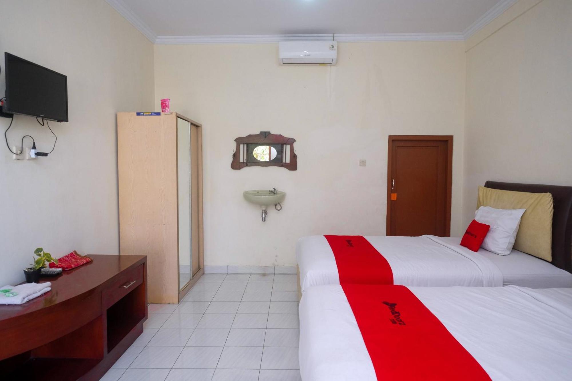 Отель Reddoorz Syariah Near Alun Alun Wonosari Экстерьер фото