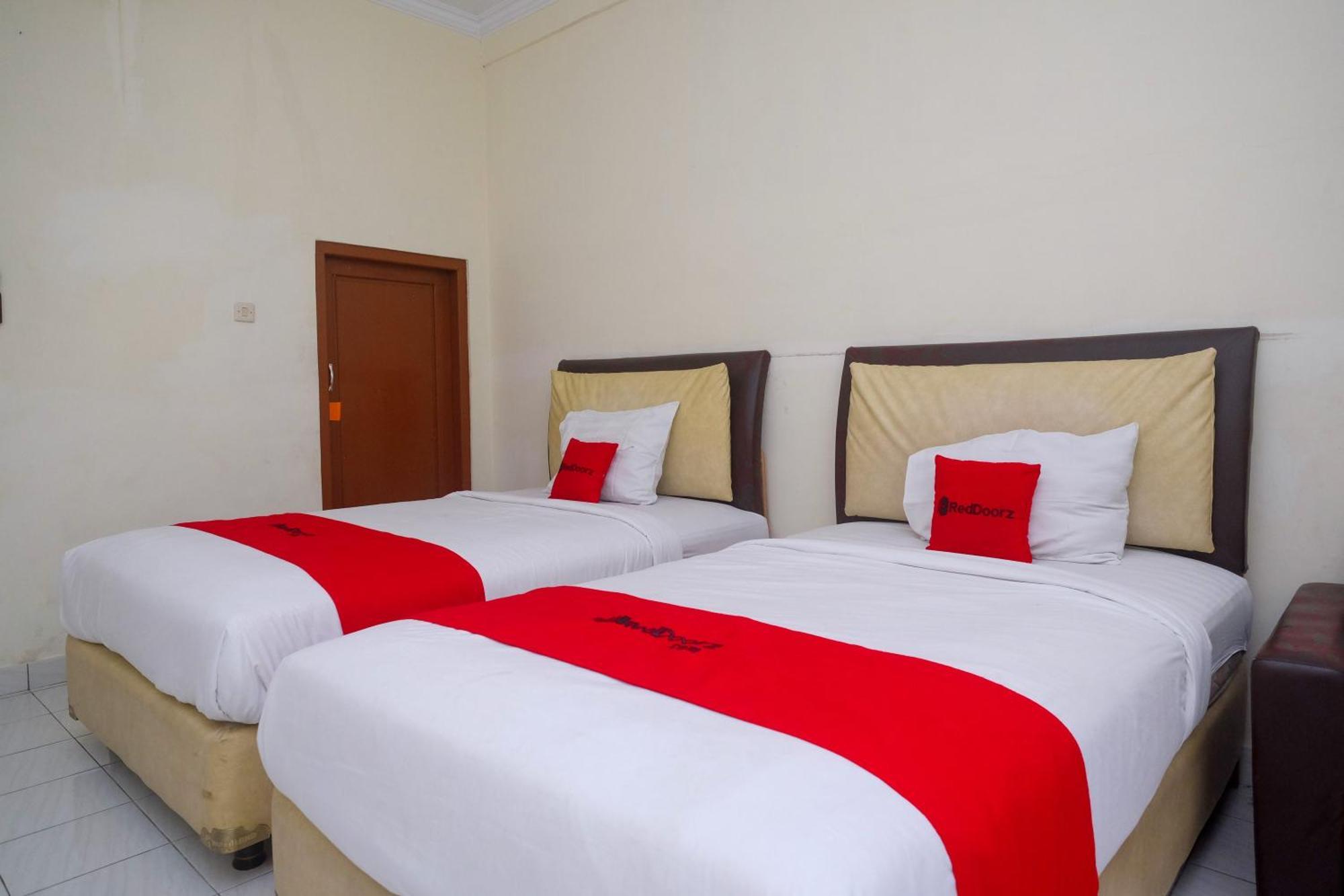 Отель Reddoorz Syariah Near Alun Alun Wonosari Экстерьер фото