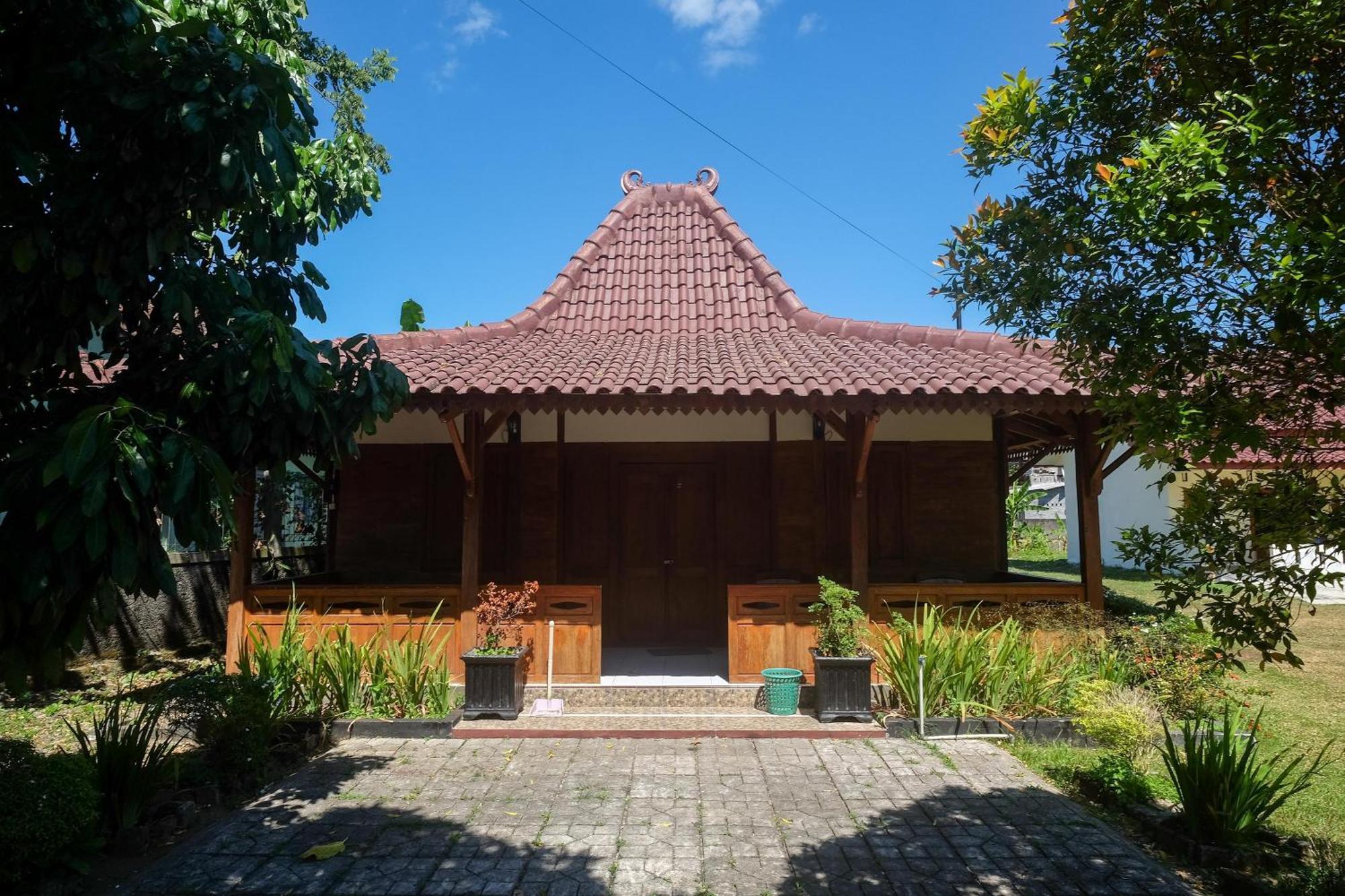 Отель Reddoorz Syariah Near Alun Alun Wonosari Экстерьер фото